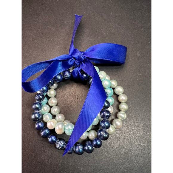 Set of three freshwater pearl shades of blue stretch bracelets - Picture 5 of 10